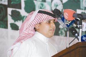 طفل يلقي قصيدة بمناسبة اللقب