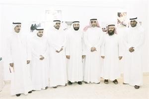 دعلي العمير وجاسم الحجي يتوسطان اعضاء جمعية خيطان﻿