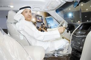سعود سالم
صالح البابطين مستعرضا باترول الجديدة كليا عقب الافتتاح
