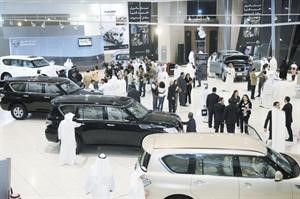 معرض نيسان وقد شهد اقبالا كبيرا لمشاهدة بطل الدروب باترول 2010 الجديدة
