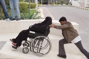  ضرورة تجهيز المباني بكل ما يخدم المعاقين﻿