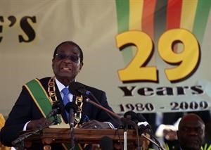 صورة ارشيفية للرئيس الزيمبابوي روبرت موغابي خلال احتفالات العام الماضياپ﻿