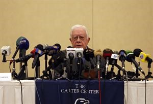 الرئيس الاميركي الاسبق جيمي كارتر في مؤتمره الصحافي حول الانتخابات السودانية في الخرطوم امس رويترز