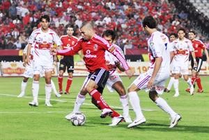 لاعب الاهلي عماد متعب يمر من مدافعي الزمالك عمرو الصفتي واحمد غانم