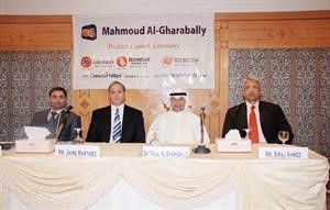 دطلال الغربللي متوسطا سراج احمد وجيمي مارتينيز خلال المؤتمر الصحافي﻿﻿كرم دياب﻿