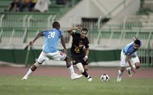 بدر المطيري يحاول تجاوز النيجيري ايمانويل﻿﻿عادل يعقوب﻿