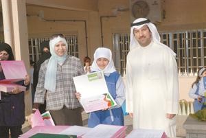 طالبة تتسلم شهادة تقدير من تعاونية الرميثية
