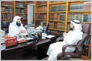 دمحمد النجدي متحدثا للزميل ضاري المطيريسهود سالم