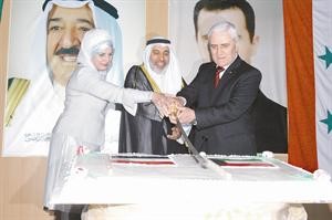 وزير المواصلات دمحمد البصيري والسفير بسام عبدالمجيد وحرمه يقطعون كيكة الحفل﻿﻿محمد ماهر﻿