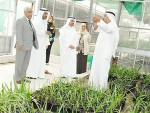  ويستمع الى شرح عن انجازات الابحاث