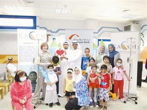 موظفو بنك بوبيان اثناء زيارتهم لمستشفى بنك الكويت الوطني للاطفال﻿