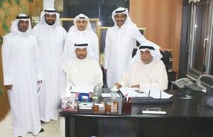 ناجي العبدالهادي ودليهي الهاجري مع بعض المهندسين
