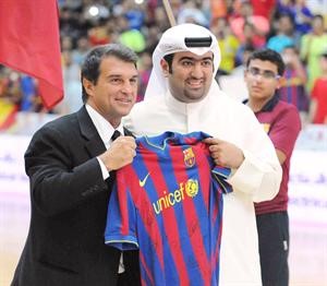 خالد الروضان يتسلم فانيلة برشلونة من خوان لابورتا في الدورة السابقة﻿