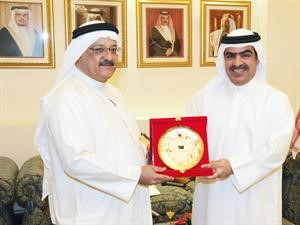 الشيخ فواز بن محمد يكرم الزميل ناصر محمد﻿
