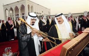 خادم الحرمين الشريفين الملك عبدالله بن عبدالعزيز يتسلم السيف الاجرب من ملك البحرين حمد بن عيسى ال خليفة﻿