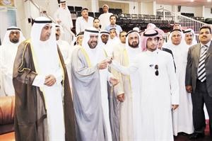 الشيخ احمد الفهد يسلم مفتاح السيارة الى احد الفائزين﻿