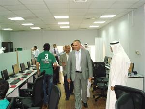 داسماعيل تقي خلال جولة في الاستراحة ومكاتب هيئة التدريس
