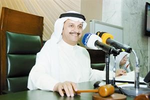 شايع الشايع خلال ترؤسه جانبا من الجلسة فريال حماد

