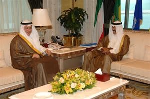 سمو ولي العهد الشيخ نواف الاحمد مستقبلا عسكر العنزي﻿