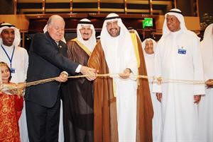 اسامة البطراويالشيخ احمد الفهد وممبارك الدويلة يقصان الشريط ايذانا بافتتاح الملتقى الرابع للمكاتب الاستشارية الهندسية
