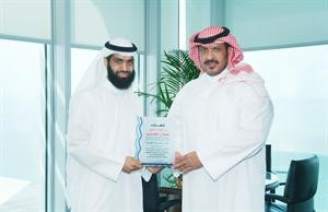 الشيخ طلال الخالد يتسلم درعا من محمد فهاد