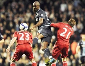 لاعب وست هام كارلتون كول يحول كرة راسية بين جيمي كاراغر ولوكس رويترز
