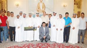 خالد الروضان متوسطا الزملاء الاعلاميين في الاجتماع التشاوري لدورة الروضان