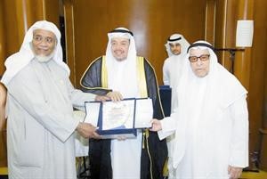 دعادل الفلاح والشيخ ابراهيم الاخضر يكرمان عيسى العثمان﻿