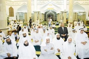 الشيخ ابراهيم الاخضر في مقدمة الحضور﻿