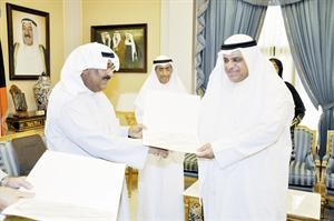 الشيخ مشعل الاحمد يكرم احد افراد الوفد
