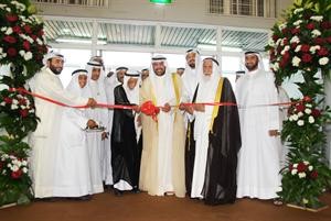 الشيخ احمد الفهد والعم يوسف الحجي وحمود الرومي يقصون الشريط في افتتاح معرض الكتاب الاسلامي لجمعية الاصلاح في ارض المعارض بمشرف
