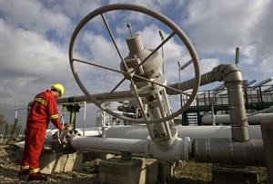 «فوربس»: الغاز الرخيص يضع مصير النفط في الميزان ويغري شركات النفط العملاقة بالاستحواذ عليه