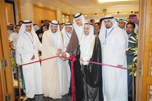 قص الشريط ايذانا بافتتاح المعرض المصاحب
