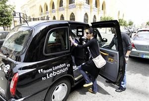 لبنانية تستعد لركوب التاكسي افپ