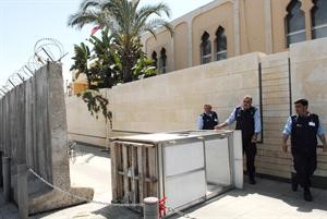 غرفة حرس امن السفارة بعد ان حطمها المتظاهرون
