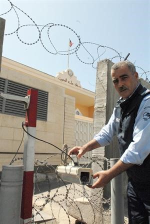 كاميرا مراقبة حطمها المتظاهرون قبل ان يفرقهم رجال الجيش اللبناني
