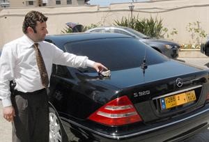 اثار الاعتداء على سيارات اركان السفارة
