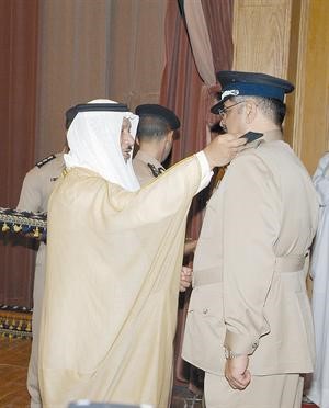 الشيخ جابر المبارك يقلد احد الضباط رتبته الجديدة﻿