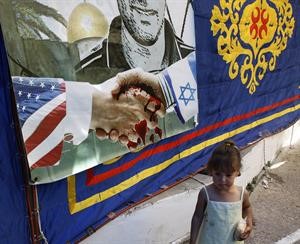 طفلة فلسطينية امام لافتة مرفوعة بمناسبة مؤتمر المقاومة الشعبية الفلسطينية في قرية بلين برام اللهرويترز