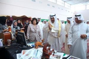 الشيخ احمد العبدالله والشيخة دميمونة الصباح خلال جولة في المعرض﻿