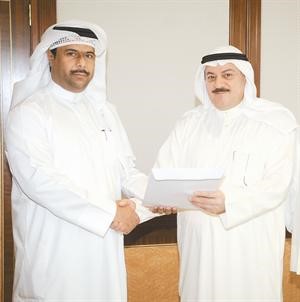 نبيل حمود الصقعبي يسلم شيكا الى مطلق مبارك الصانع
