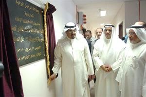 الشيخ احمد العبدالله وسعد الشويب وسامي الرشيد عقب ازاحة الستار عنالمركز الجديد
