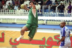 لاعب العربي سلمان الشمالي شكل خطورة على مرمى السالمية﻿﻿ عادل يعقوب﻿