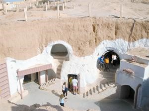 منازل قرية مطماطة التونسية محفورة في الارض﻿