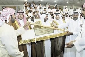 ممثل صاحب السمو الامير نائب رئيس مجلس الوزراء للشؤون الاقتصادية ووزير الدولة لشؤون التنمية ووزير الدولة لشؤون الاسكان الشيخ احمد الفهد والامير تركي بن محمد بن فهد بن عبدالعزيز واحمد الحمد يقدمون السيف الذهبي للمضمر الاماراتي الشيبه بن السبوسي