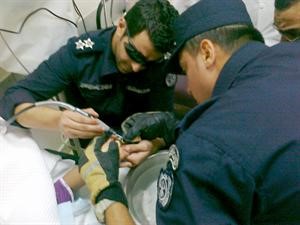 رجال الانقاذ اثناء محاولة تخليص اصبع الطفلة من الخاتم الحديدي
