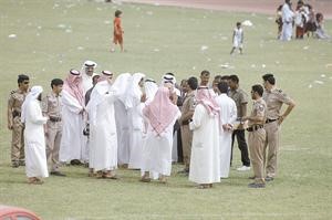 المحتجون اقتحموا ارضية الملعب حيث يقام الحفل ودخلوا في مفاوضات مع رجال الامن واعضاء مجلس ادارة النادي