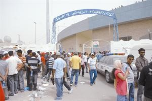سيارات الامن تحيط ببوابة النادي بعد الاحتجاج