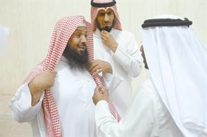 احد المحتجين يتحدث مع احد اعضاء مجلس ادارة نادي الجهراء