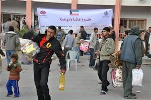 توزيع المعونات ضمن مشروع اغاثة وادي غزة